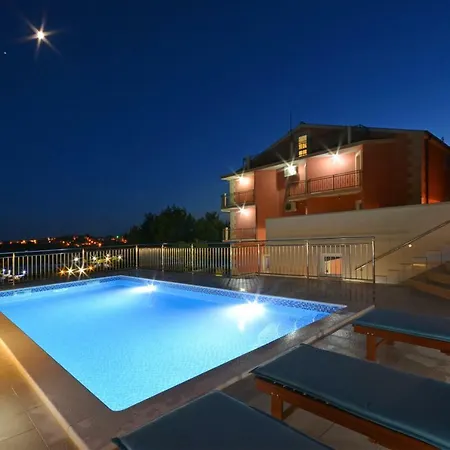 Apartman Lucic Apartment *